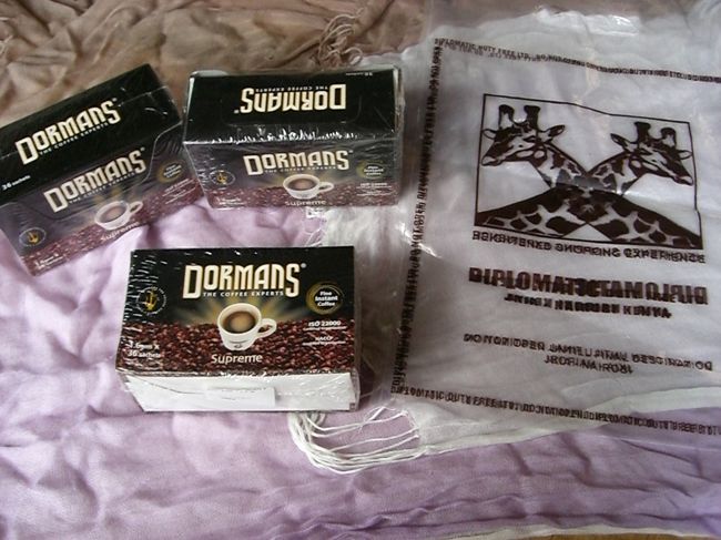 上の写真の左のお店でインスタントコーヒー、ひと箱Us$３を買いました。<br />ひと箱３６個入りでひとつひとつ個別包装になっているから、ばらまき土産にぴったし！<br />紅茶もあります。<br />ナイロビのスーパーで買った紅茶は箱の中はいきなりティーバックでバラマキにはできなくて家で飲んだけど、ここのは個別包装になってます。<br />紅茶はおいしいけど、コーヒーはインスタントだからねぇ。<br />豆のコーヒーはおいしいけど、このインスタントコーヒーは色はコーヒーだけど、肝心の味と香りがなくて、とても不思議な飲み物でした(^0^A)