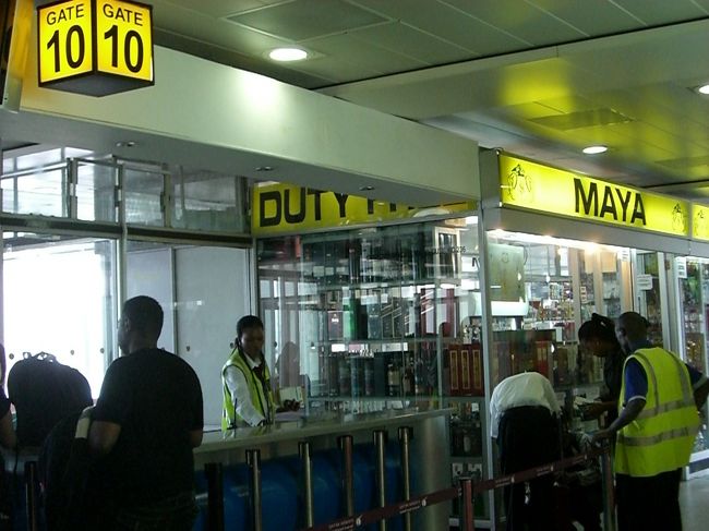 大急ぎで最後の買い物を済ませて、搭乗します。<br />首からデジカメをぶら下げてたら、<br />「それは何？」って言われて、<br />「カメラ、カメラ、ジャパニーズカメラ〜(^0^)」で笑ってすり抜けました。<br />あまり首からカメラを下げてる人っていないのかな？