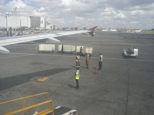 席についてほっこり・・・。<br />めずらしい飛行機なんぞを見ていたら・・・。