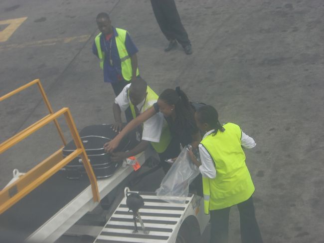 えっ！？<br />今、なぜに、ここで、スーツケースを開けている！？<br />そして何か突っ込んでる！！<br />セキュリティーチェックを全く無視してます。<br />お〜〜〜〜〜〜〜い！！<br />びっくり☆