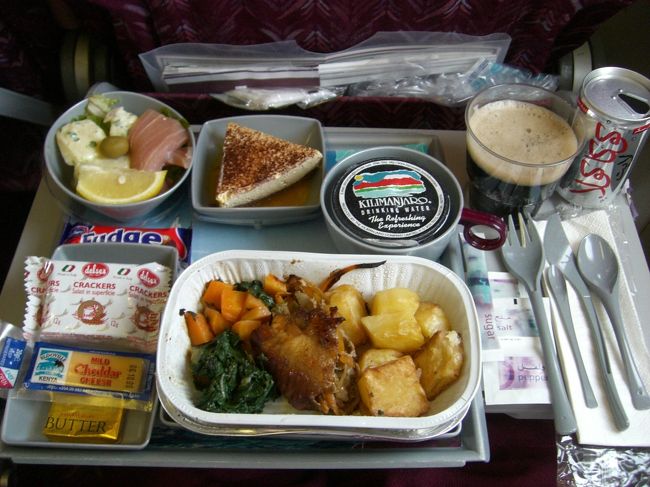 コーラの缶がアラビア文字。<br />関空→ドーハで選んだカタールごはんが嘘みたいにこちらはおいしい♪