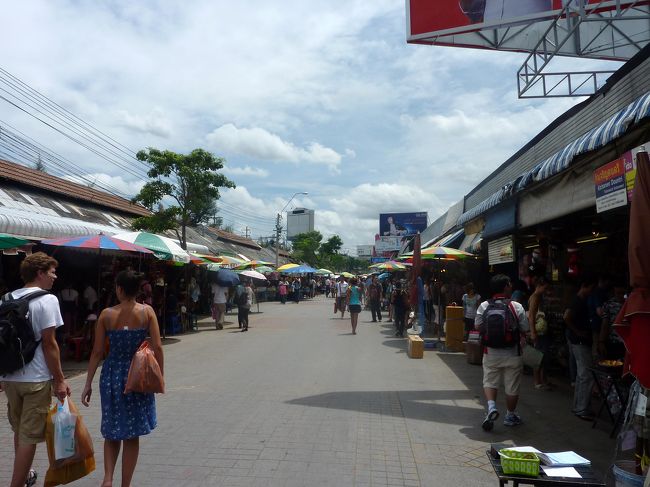ウイークエンドマーケットです。<br />飲食店もあり、かなり観光地化されています。