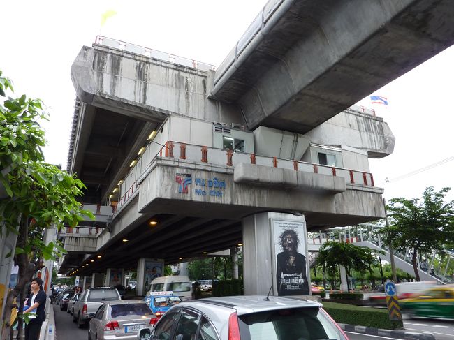 モーチット駅を下から臨む<br /><br />今回はプラットホームにある駅名のプレートと、駅を出て駅名の入った部分2か所を撮影することにします。