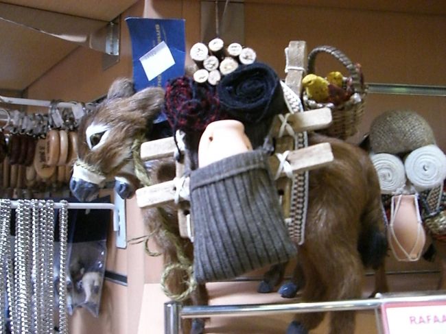 免税店に売ってたロバの人形。<br /><br />戎祭りで、笹にいろんな縁起物をいっぱい飾り付けるみたいな感じと見た！<br />薪やら壷やらじゅうたんやらいろんなものを運んでる。お荷物の多さによって値段が違う！<br />いっぱい荷物がある方が縁起が良いと見た！！