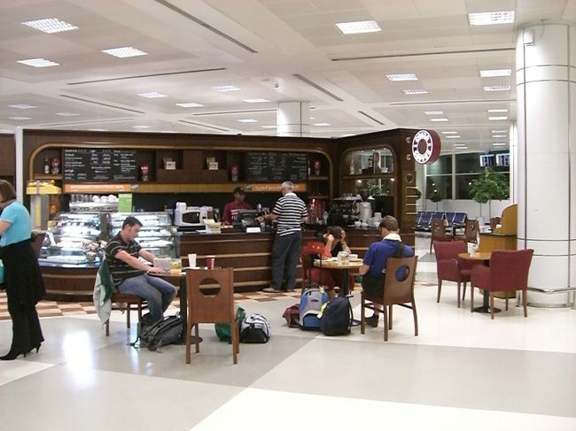 乗継まで時間があるのでお茶しました。<br />カプチーノ１４リアル？リエル？３６４円。<br />ここで順番を待っていたら、空港スタッフの男性が割り込んできました。<br />そしたら、欧米人のジェントルマンが「彼女たちが待ってるじゃないか！！」みたいなことを言って注意してくれました！かっこいい。<br />カフェのスタッフの女性も「いつもの事なのよ」みたいな感じで困り顔。<br />で、この困った男性。私たちの席の横で彼女と思われる女性とお茶してました。<br />バラの花束とかあげてたけど、彼女の前でカッコつけてるけど、こんな人イヤやね〜。<br />とこんな感じで人間観察して乗継待ち・・・。