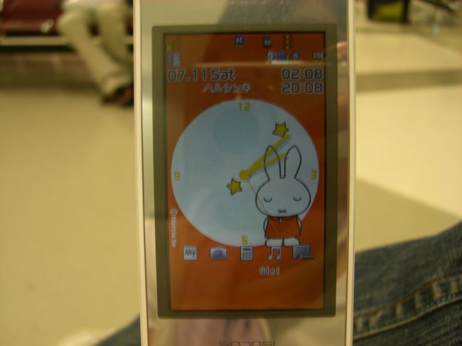 私の携帯、ケニアでは電波がなかったけど、カタールではつながります！<br />ヘルシンキ時間になってるのは、お気になさらず（笑）<br />右下にQtelって表示されているのが嬉しい！