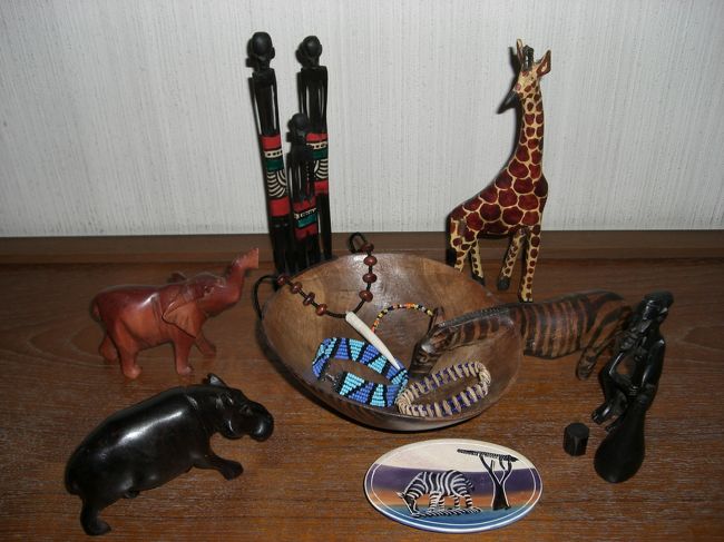 見た動物の置物を全部買う！！<br />つもりでいたけど、見すぎてこんだけにしました。<br />いろんな素材のものを選んでみました！♪<br />ちょっと土台と色味がかぶって見にくいけど、今は布を敷いて、ネックレスやブレスレットと一緒に玄関に飾ってます。<br />お気に入り！