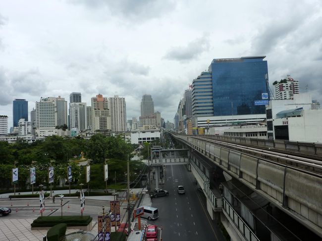 プロンポン駅からペンチャシリ公園方面（アソーク方面）を臨む