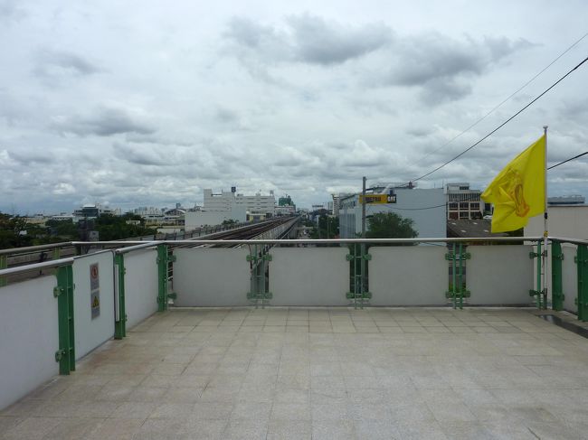 オンヌット（On Nut）駅から東を臨む。<br />この駅から東へ延伸計画あり工事が進行しています。