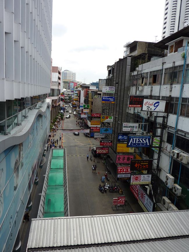 サラデーン（Sala Daeng）駅前にあるタニヤ通りです。日本語の看板がたくさんあり、夜はいっそうキラびやかです。