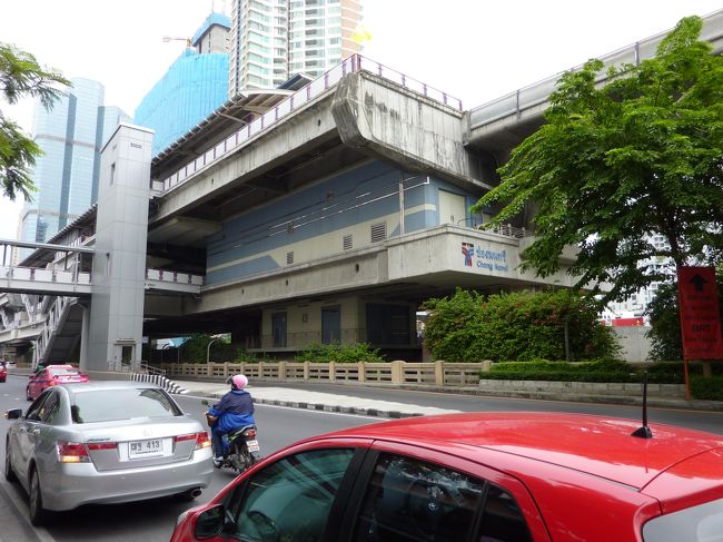 チョンノンシー（Chong Nonsi）<br /><br />この駅は道路の中央部にバス停があり、そこがＢＴＳの入り口ともなっているため、駅名入りを撮影するのに苦労しました。