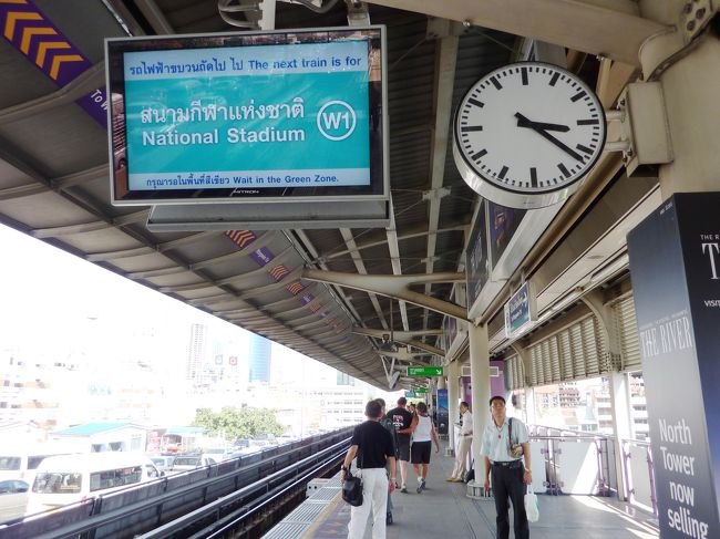 画面での案内で、次がどの電車かを知らせます。<br /><br />王宮やカオサンに行くための水上ボートとの接続駅で利用することが多いと思います。行き先を確認してご乗車ください。