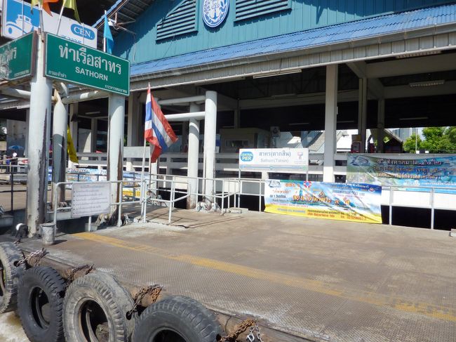 チャオプラヤーエクスプレスのサトーン乗り場が最寄りです。