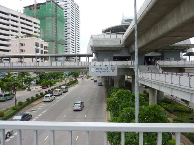 クルン・トンブリー(Krung Thonburi)<br /><br />ここまで来ると、住宅街です