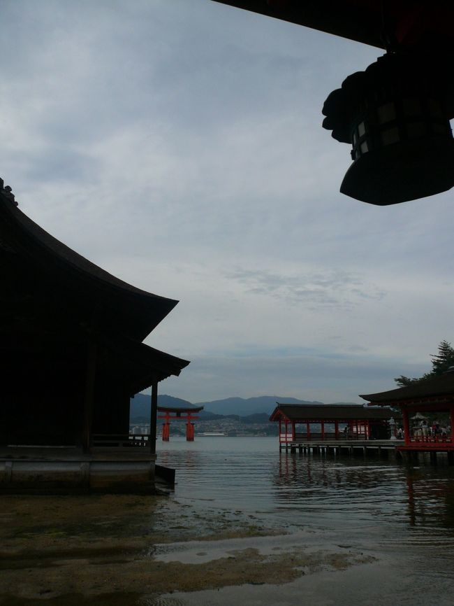 日本で唯一海中に建てられている能舞台。<br /><br />向こうには大鳥居が見えます。