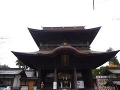 阿蘇神社・・・肥後国一宮で日本全国に約450社ある「阿蘇神社」の総本社です。
大楼門は「日本三大楼門」に数えられる程の立派な物です(^O^)
日本三大楼門の後二つは茨城県の鹿島神社、福岡県の箱崎宮です。
