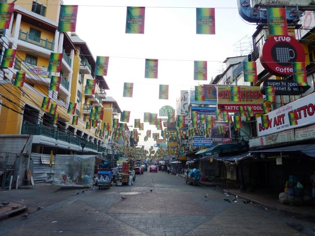 早朝カオサンです。７時半出発。<br />ワゴン車に乗客７人＜日本人１人（自分）、韓国人１人、欧米人５人＞で出発。<br />料金は200Ｂ。でも、ビザ料金があとで、1300Ｂかかるんです。<br />