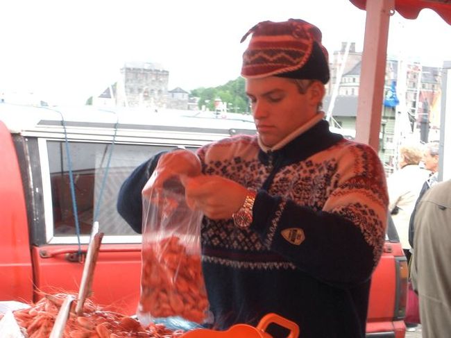 ベルゲンの市場で海老を売っている魚屋の兄ちゃん。