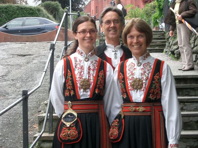 これがノルウェーの伝統的な正装です。Bunad（ブンナ、dはほとんど発音しない）と呼ぶそうです。何度聞いても聞き取れず、お父さんは紙に書いてくれました。今日は娘さんの大学の卒業式だそうです。