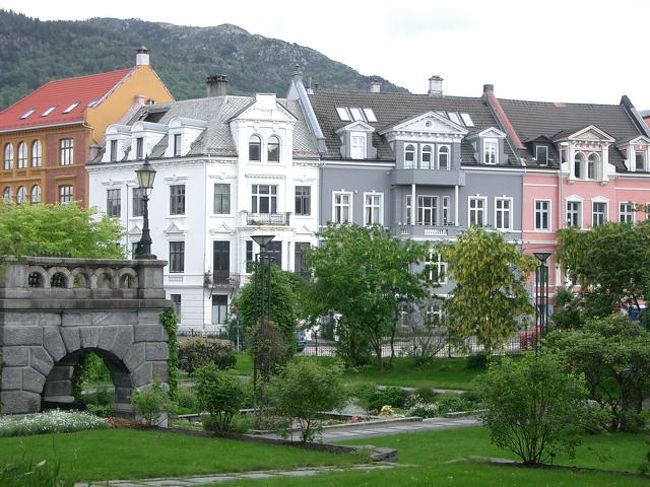 ベルゲンの植物園（手前）を庭とする瀟酒な家々。