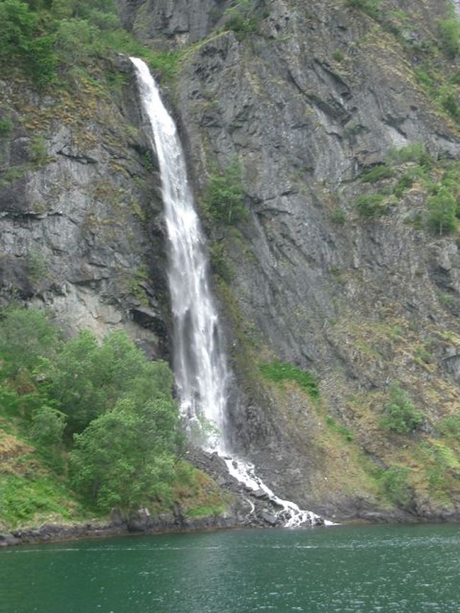 形は段瀑にちかい直瀑で僕ごのみ。水量も滝が最も美しく見える量。まさに僕にとっての「満願の滝」
