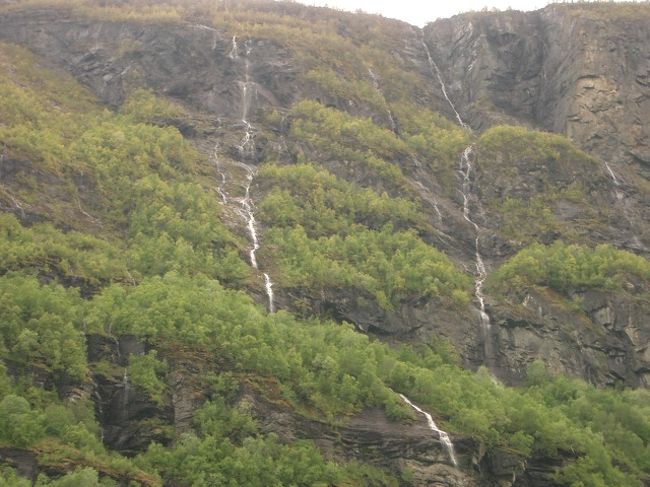 命名するとしたら時季的にも「さみだれの滝」なんていうのはどう？