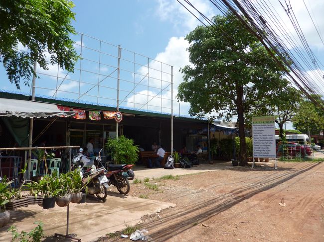 アランヤプラテートでは、こういうカンボジアビザ代行屋のところで降ろされます。これが1300Ｂするので、事前にカンボジアビザを取得しておくのがいいでしょう。今は電子ビザがあるみたいですから。