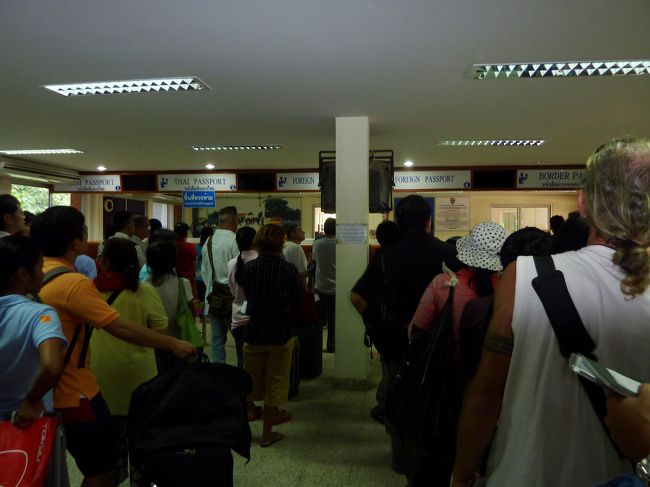 イミグレ内部<br />混雑しています。