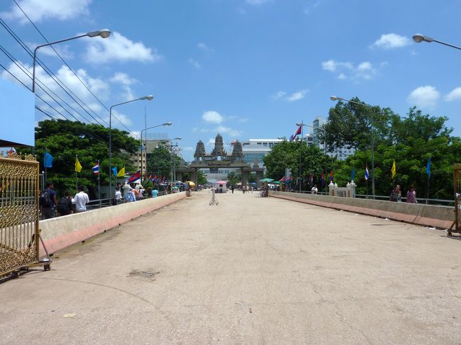 向こうに見えるのが、カンボジア！<br />続きはカンボジア編で