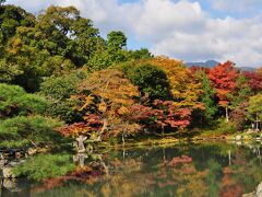 天龍寺の曹源池です。
いろいろな色に染まっており、池にも写っていました。