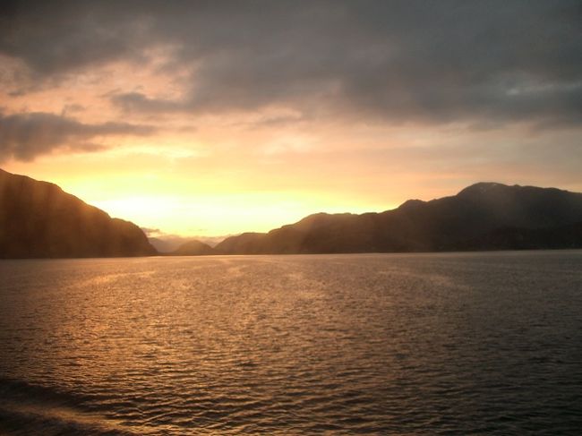 これが「沈まない太陽」でありまして、いつまでも夜が暗くならないのと、時差を自分への言い訳にしてついつい夜更かしをしてしまいます。<br /><br />「白夜」なんてそのロマンチックな響きと裏腹に旅人にとってはちょっと困りもの。<br /><br />（沿岸急行船でこれから3日間の船の旅）