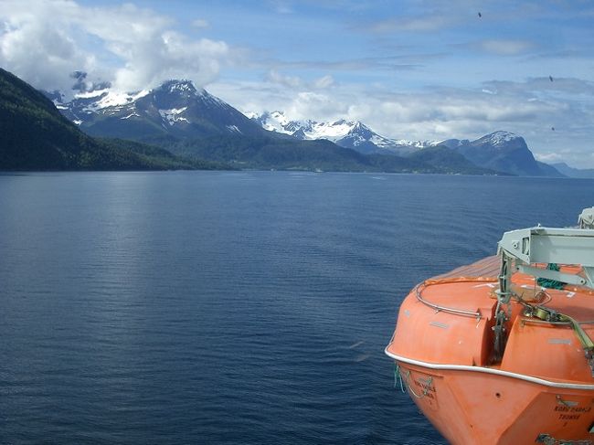 ベルゲンを出航して一夜明けた朝。こんな風景の中で目が覚めるなんてなんと爽やかなこと！と言いたいのですが昨晩は時差に白夜が加わって、やっと寝付いたのが午前２時。その後努力の甲斐もむなしく午前４時のモレイ出航ではもう起きてしまったという次第。ボーっとした頭でとらえたこの１枚。船はハダンゲルフィヨルドに入ったところでまだ湾の幅は広いです。