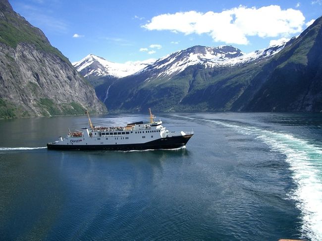 そして狭い入り江の中でのすれちがいのシーン。