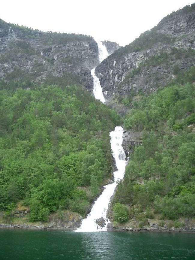 山のてっぺんから三段になって落ちる滝。写真ではなかなかその大きさはつかみにくいと思うけれど、高さは300メートル以上はあります。山々を震撼させるような水量です。