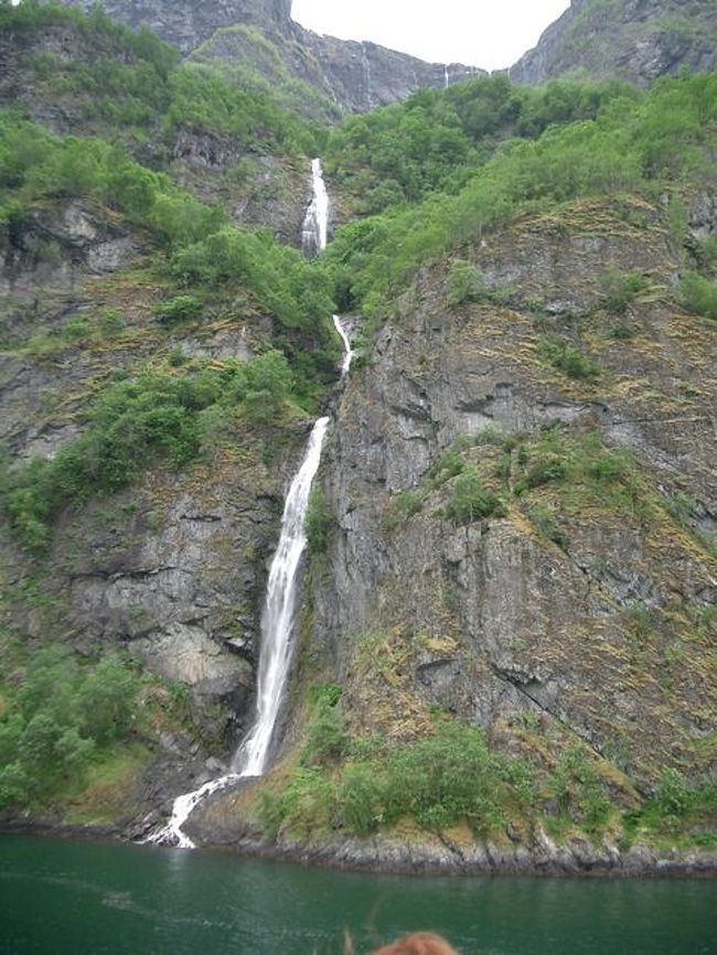 写真では見づらいですが三段に落ちるこの滝の上方にもうひとつの滝があります。角度によって数本の滝が見え隠れするので「見かえりの滝」