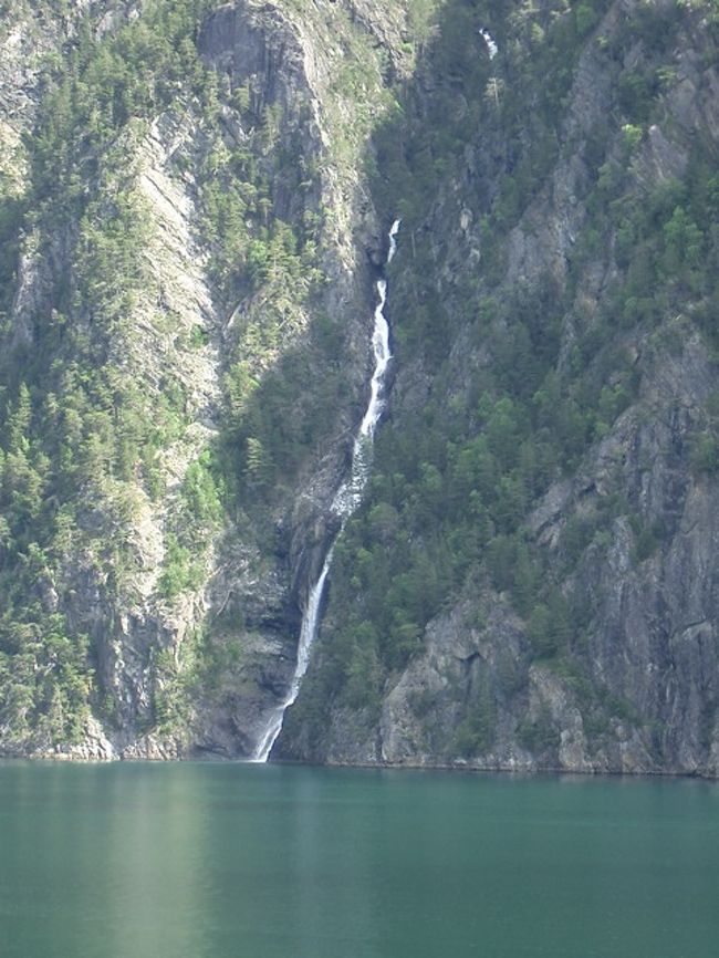 岩陰に隠れるような「潜龍の滝」。