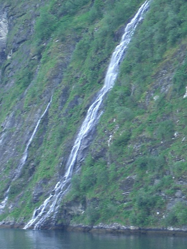 岩の間を滑るように幾筋もの滝。すべりこむように落下しているので「音無しの滝」大人しい滝です。（これはダジャレ）