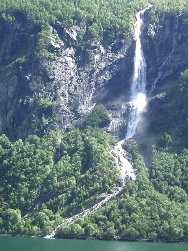 「光の滝」<br />これは三重県大杉谷にある光の滝に形がよく似ています。