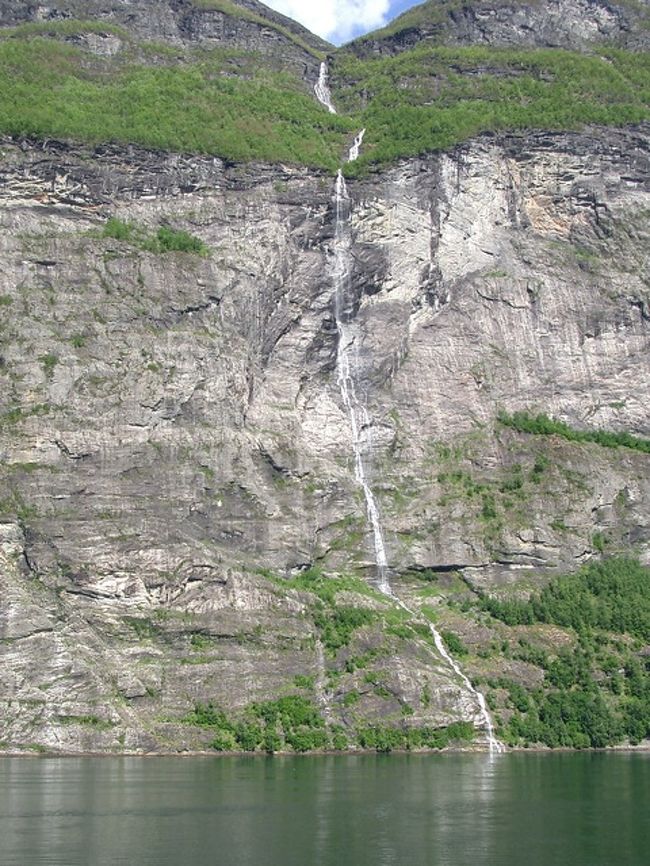 細い糸を垂らしたような滝。でもその高さたるや見事！で「白糸の滝」