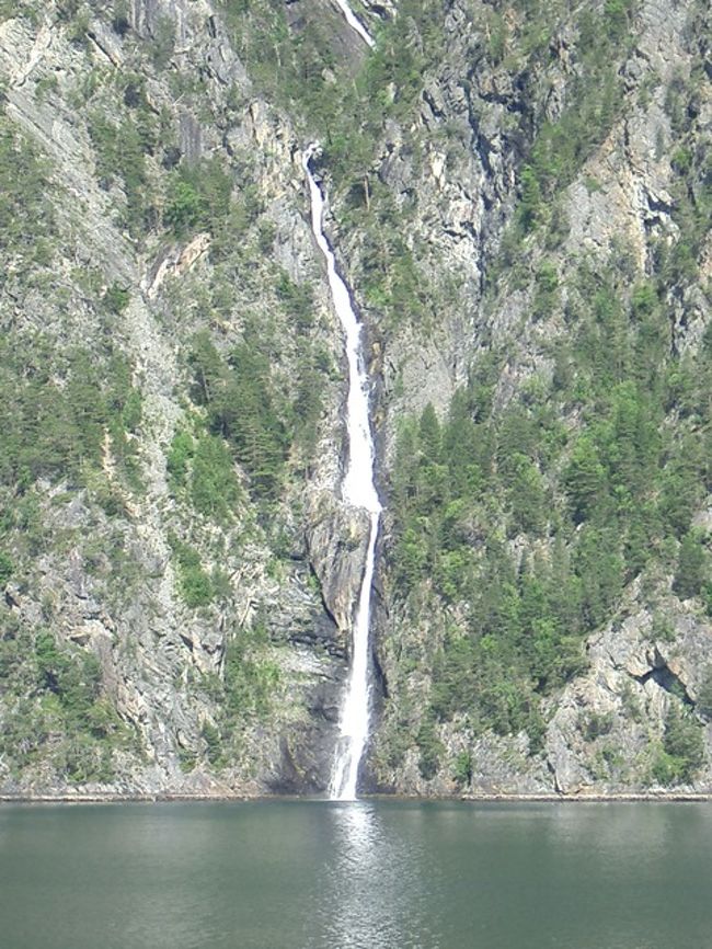 もう僕の乏しい文才では名前が浮かばなくなって「品切れの滝」？