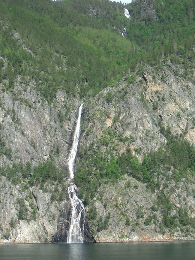 はるか山のてっぺんから樹間に見え隠れしながら落ちる「千丈の滝」