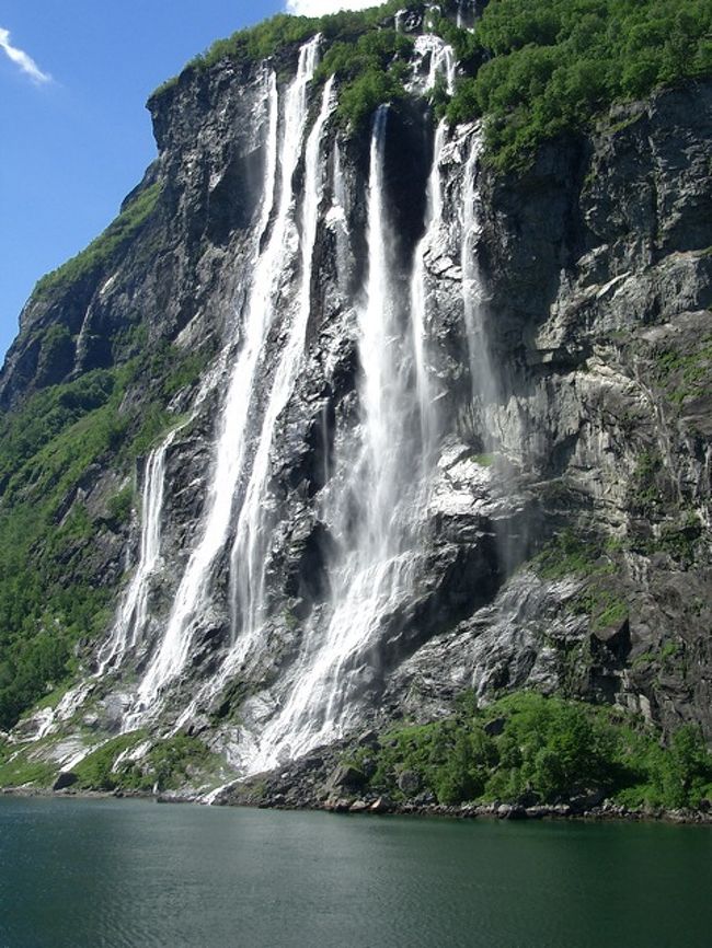 数ある滝の中で一番人気のFour sisters falls、雪どけの季節のためか4姉妹のはずが9人兄弟になっていた。