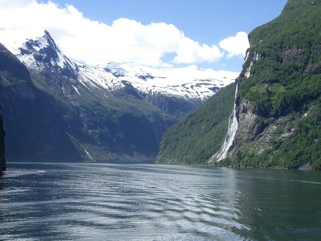 Four sisters fallsの遠望。