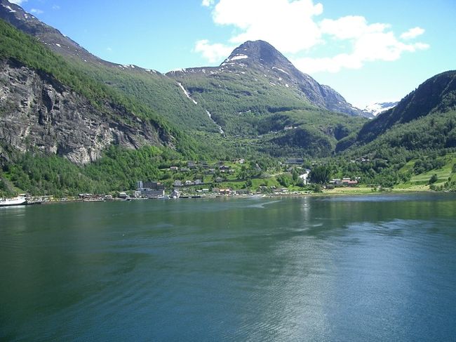 フィヨルドの一番奥に2つめの寄港地Geirangel（ガイランゲル）の村がありました。