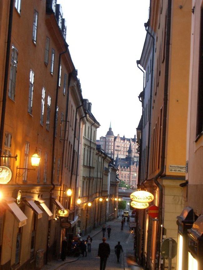 ガムラスタンはストックホルムの旧市街地。石畳の通りをそぞろ歩き。