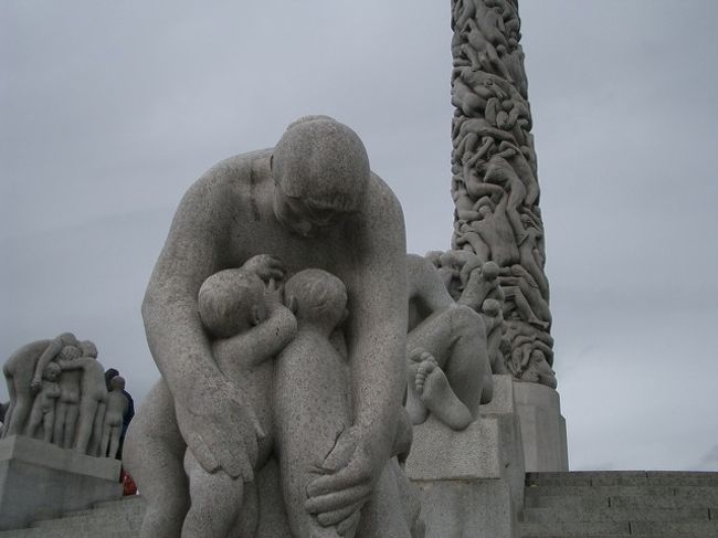 ヴィーゲラン公園<br />650体という膨大な数の人間の彫刻が屋外に展示されています。