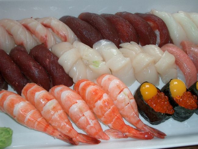 オスロの寿司は銀座の一流店の寿司より高い。たぶん僕が生涯で食べた一番高い寿司になると思います。過去はともかくこの先これより高い寿司に出会ってもゼッタイ口にしなから、つまりは一生忘れられない寿司ということになります（赤いのはなんとクジラ。偉いぞノルウェー。オマエは日本の味方だ！）。