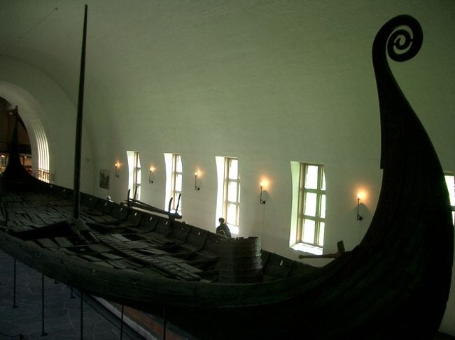 バイキング船博物館<br />左は1200年前に建造された女王の船。<br /><br />このあとアイスランドへ向かいました。つづきは「混浴露天風呂は源泉かけ流しでございます」アイスランド旅行記をごらんになってください。