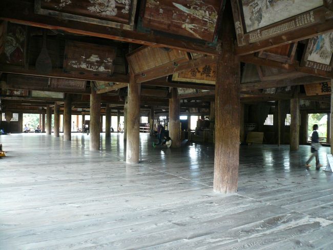 畳857枚分の広さがあることから千畳閣と呼ばれてきました。