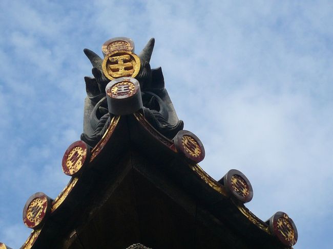 良く見ると軒瓦には金箔が押されています。